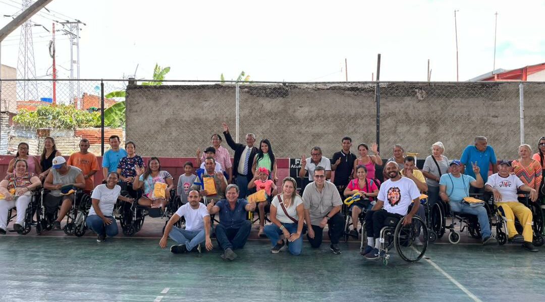 Ruedas de Felicidad donó sillas de ruedas a personas con discapacidad
