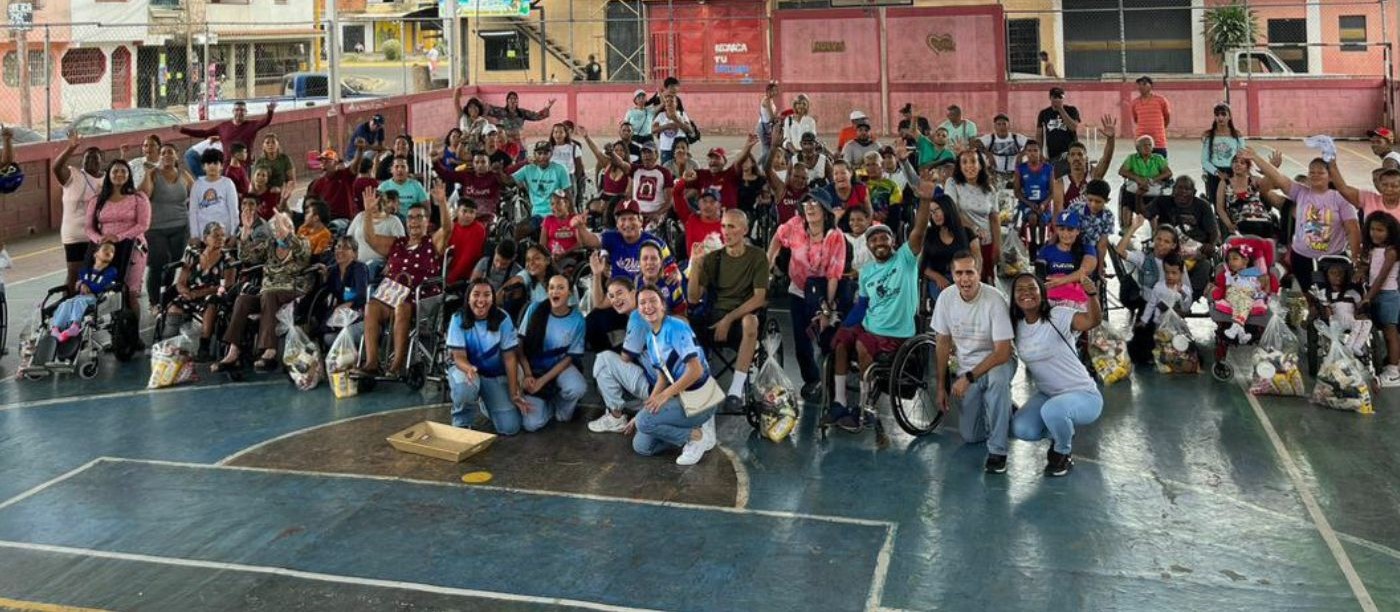 Ruedas de Felicidad celebró la Navidad donando sillas de ruedas y alimentos a personas con discapacidad